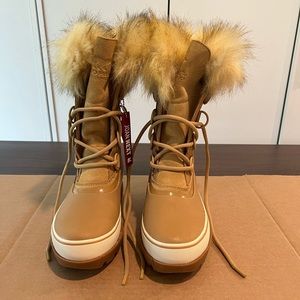 Comfortable Sorel winter boots with faux fur and red & white detailing